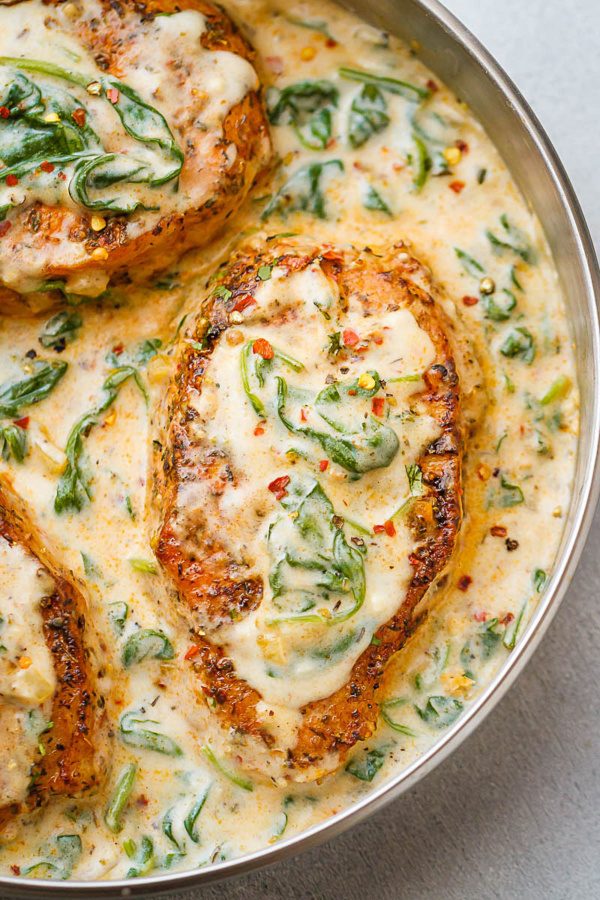 Boneless Pork Chops in Creamy Garlic Spinach Sauce - #recipe by #eatwell101 - https://www.eatwell101.com/boneless-pork-chops-in-creamy-garlic-butter-sauce