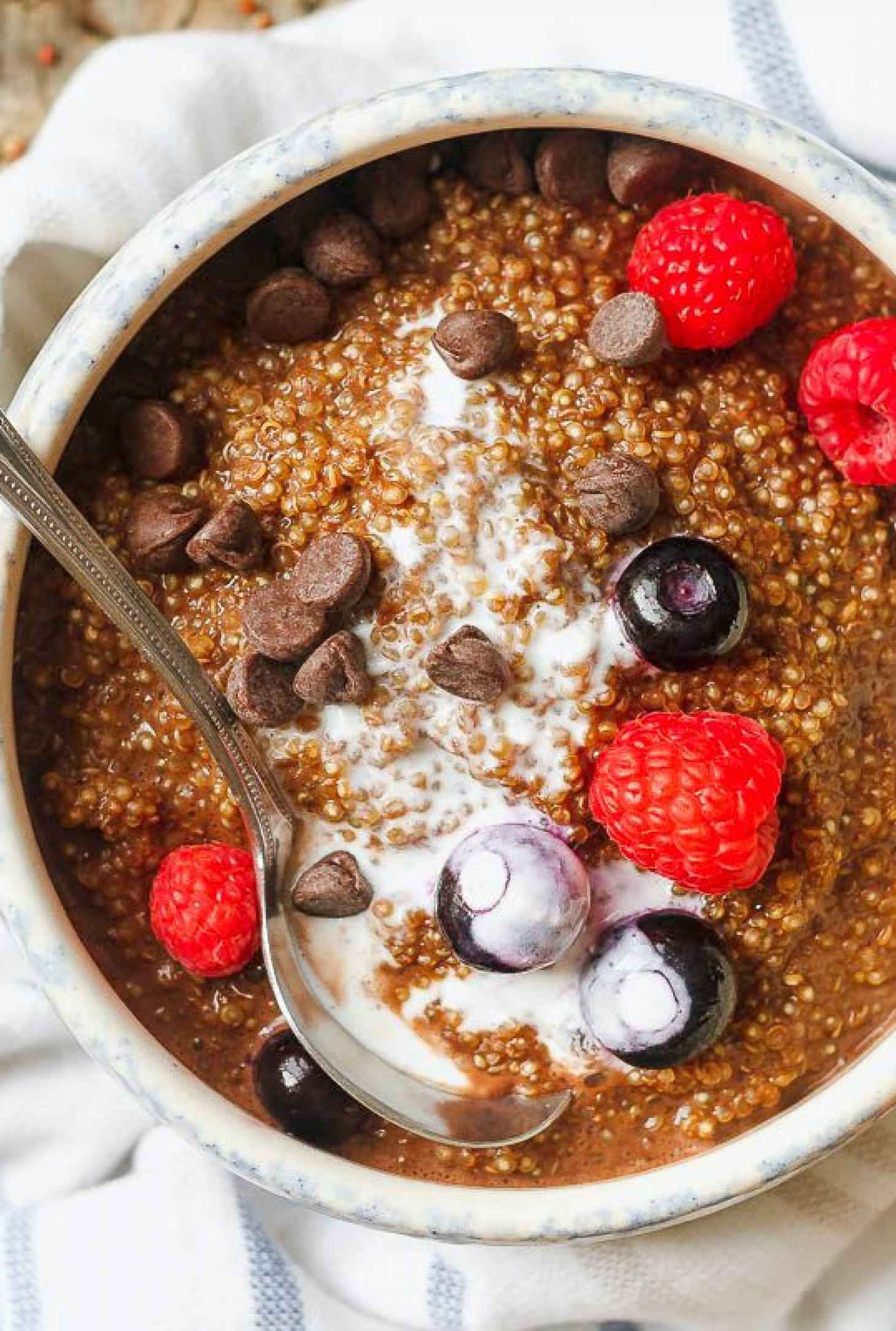 Chocolate Almond Quinoa Breakfast Bowl - #recipe by #eatwell101 - https://www.eatwell101.com/quinoa-breakfast-bowl-recipe
