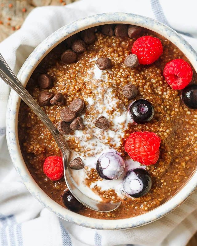 Chocolate Almond Quinoa Breakfast Bowl - #recipe by #eatwell101 - https://www.eatwell101.com/quinoa-breakfast-bowl-recipe