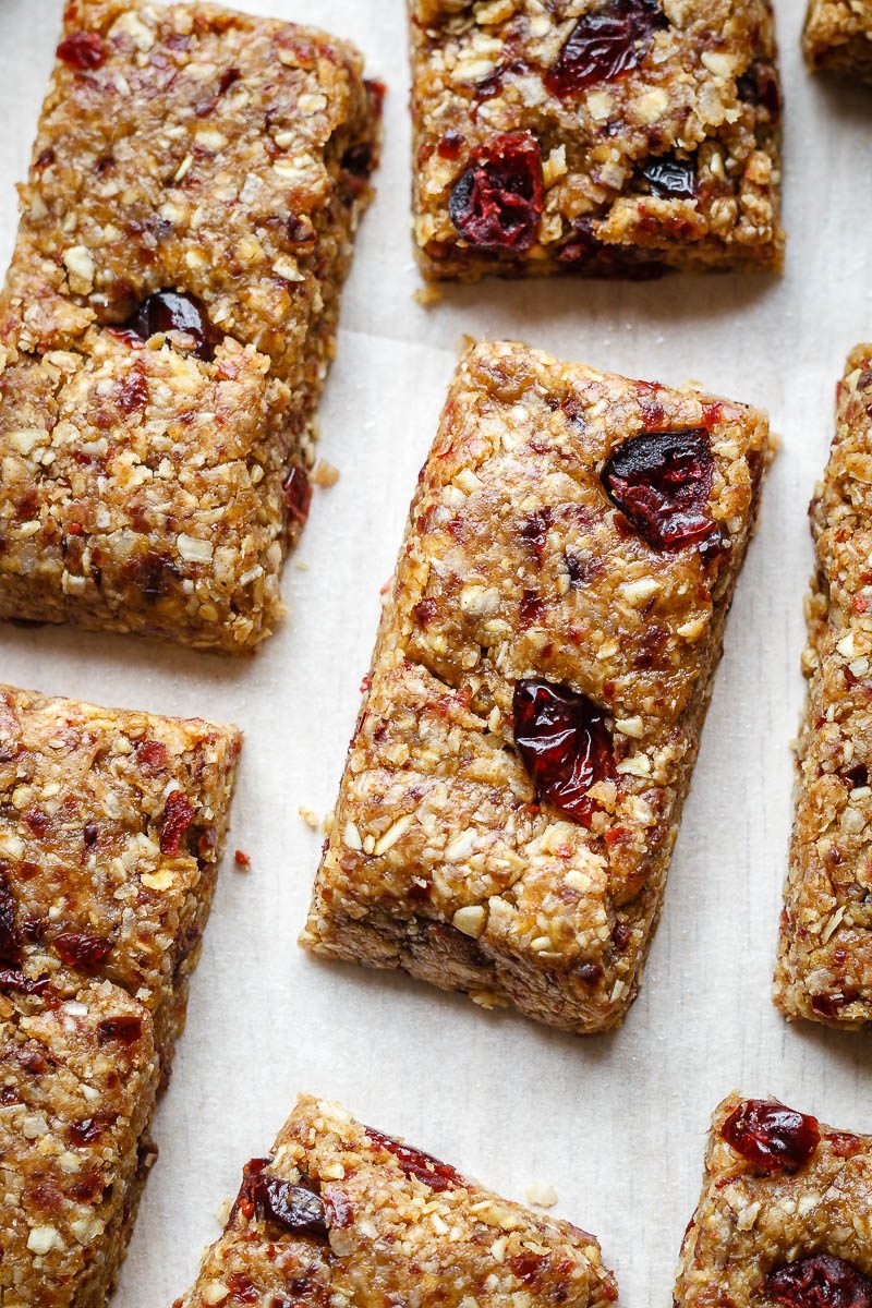 No-Bake Almond Cherry Granola Bars – Chewy and full of delicious flavors, these homemade granola bars are made with only 5 ingredients! 
