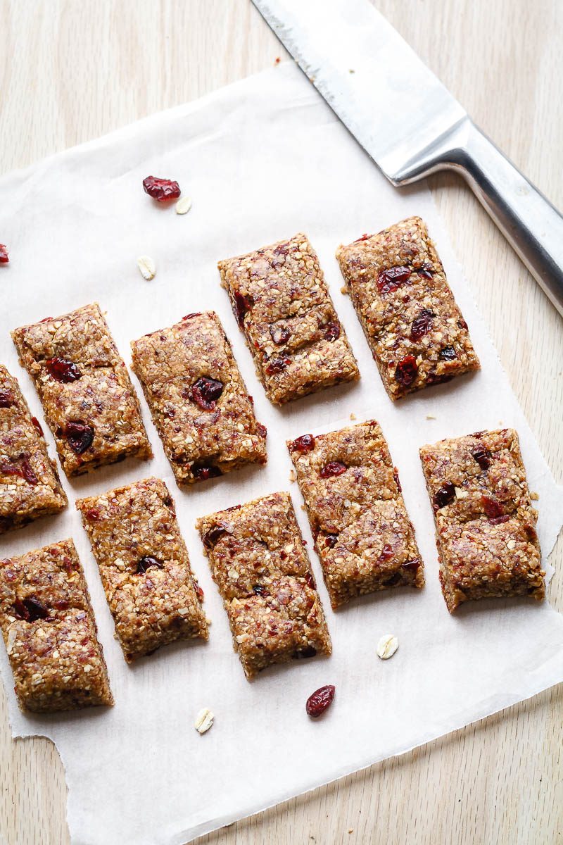 No-Bake Almond Cherry Granola Bars – Chewy and full of delicious flavors, these homemade granola bars are made with only 5 ingredients!