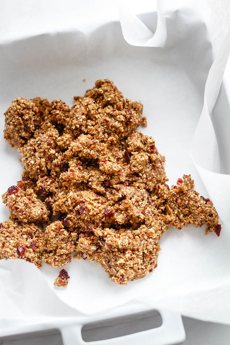 No-Bake Almond Cherry Granola Bars – Chewy and full of delicious flavors, these homemade granola bars are made with only 5 ingredients! 
