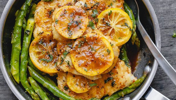One-Pan Lemon Butter Chicken with Asparagus - #recipe by #eatwell101 - https://www.eatwell101.com/lemon-butter-chicken-with-asparagus