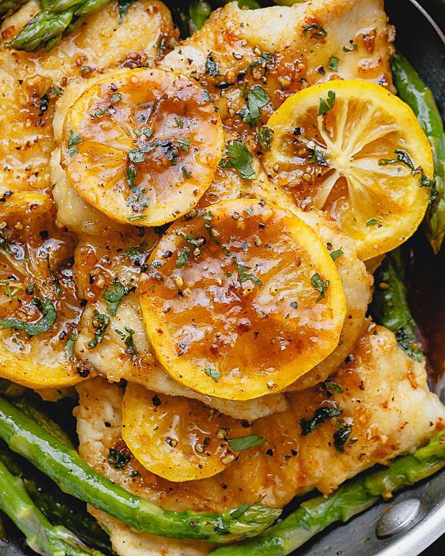 One-Pan Lemon Butter Chicken with Asparagus - #recipe by #eatwell101 - https://www.eatwell101.com/lemon-butter-chicken-with-asparagus