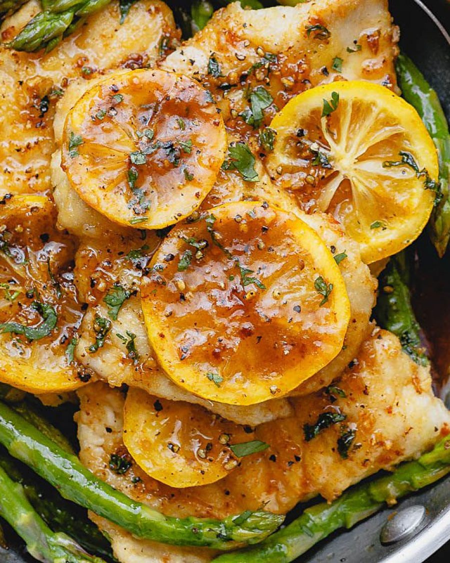 One-Pan Lemon Butter Chicken with Asparagus - #recipe by #eatwell101 - https://www.eatwell101.com/lemon-butter-chicken-with-asparagus