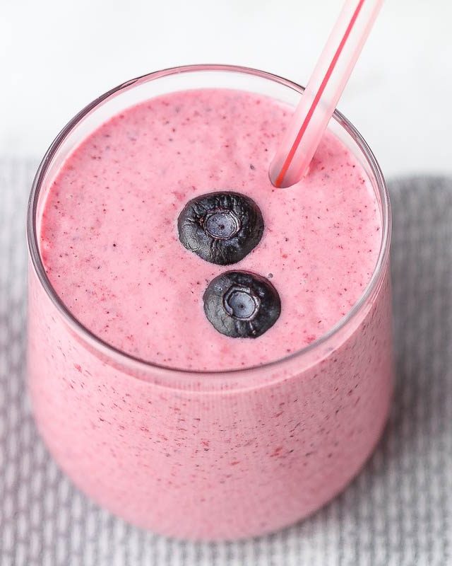 Blueberry Cheesecake Smoothie - #recipe by #eatwell101 - https://www.eatwell101.com/blueberry-cheesecake-smoothie