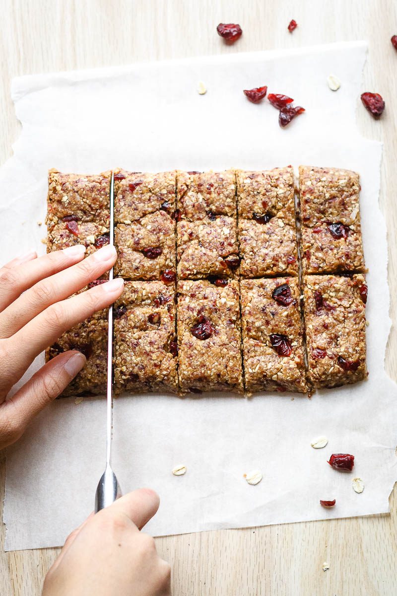 No-Bake Almond Cherry Granola Bars – Chewy and full of delicious flavors, these homemade granola bars are made with only 5 ingredients!