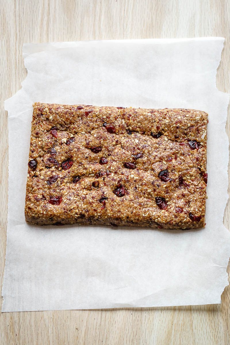 No-Bake Almond Cherry Granola Bars – Chewy and full of delicious flavors, these homemade granola bars are made with only 5 ingredients!