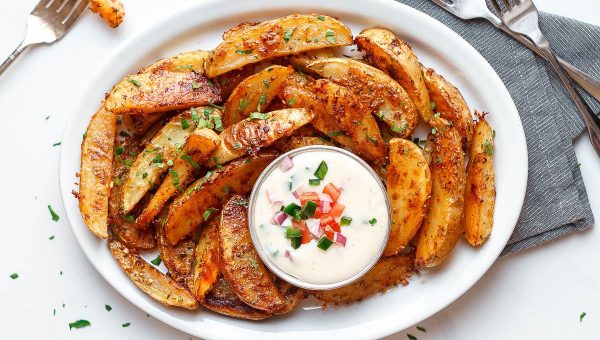 Extra Crispy Baked Garlic Parmesan Potato Wedges - #recipe by #eatwell101 - https://www.eatwell101.com/baked-potato-wedges-recipe