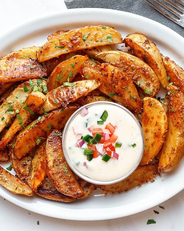 Extra Crispy Baked Garlic Parmesan Potato Wedges - #recipe by #eatwell101 - https://www.eatwell101.com/baked-potato-wedges-recipe