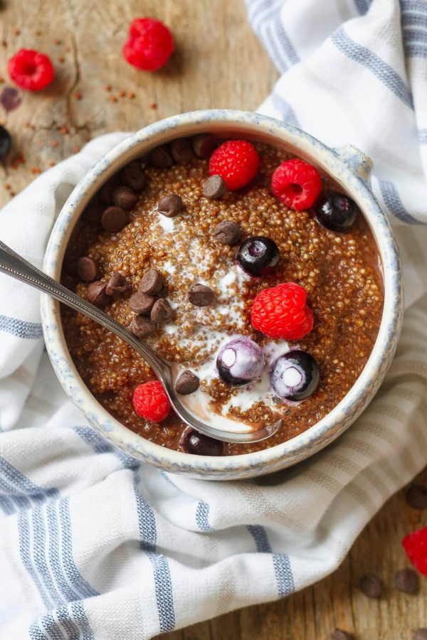 Chocolate Almond Quinoa Breakfast Bowl - #recipe by #eatwell101 - https://www.eatwell101.com/quinoa-breakfast-bowl-recipe