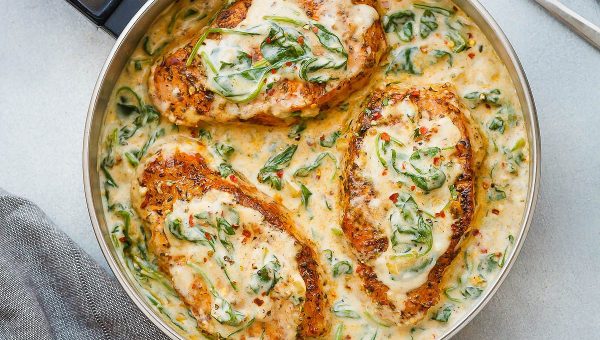 Boneless Pork Chops in Creamy Garlic Spinach Sauce - #recipe by #eatwell101 - https://www.eatwell101.com/boneless-pork-chops-in-creamy-garlic-butter-sauce