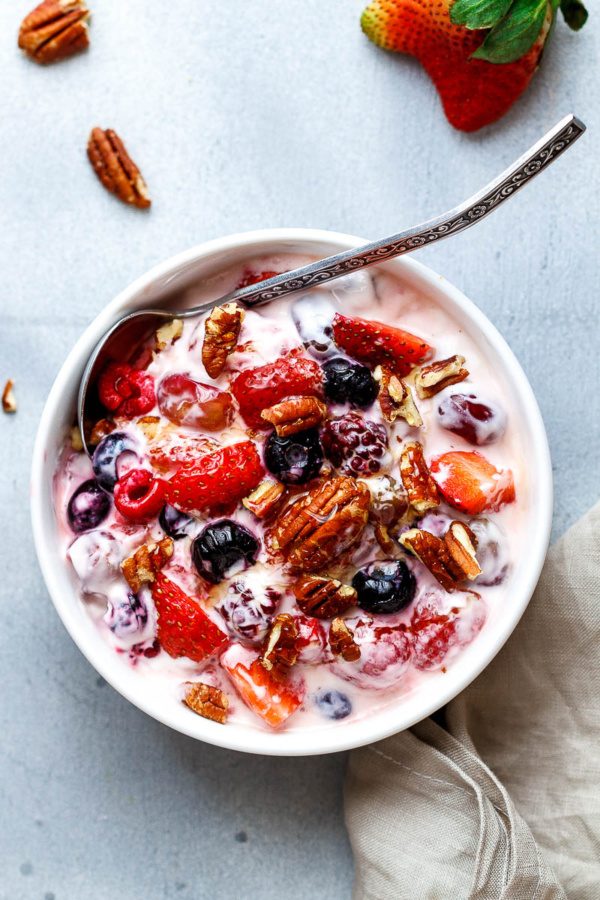Berry Cheesecake Fruits Salad - #recipe by #eatwell101 - https://www.eatwell101.com/berry-cheesecake-salad-recipe