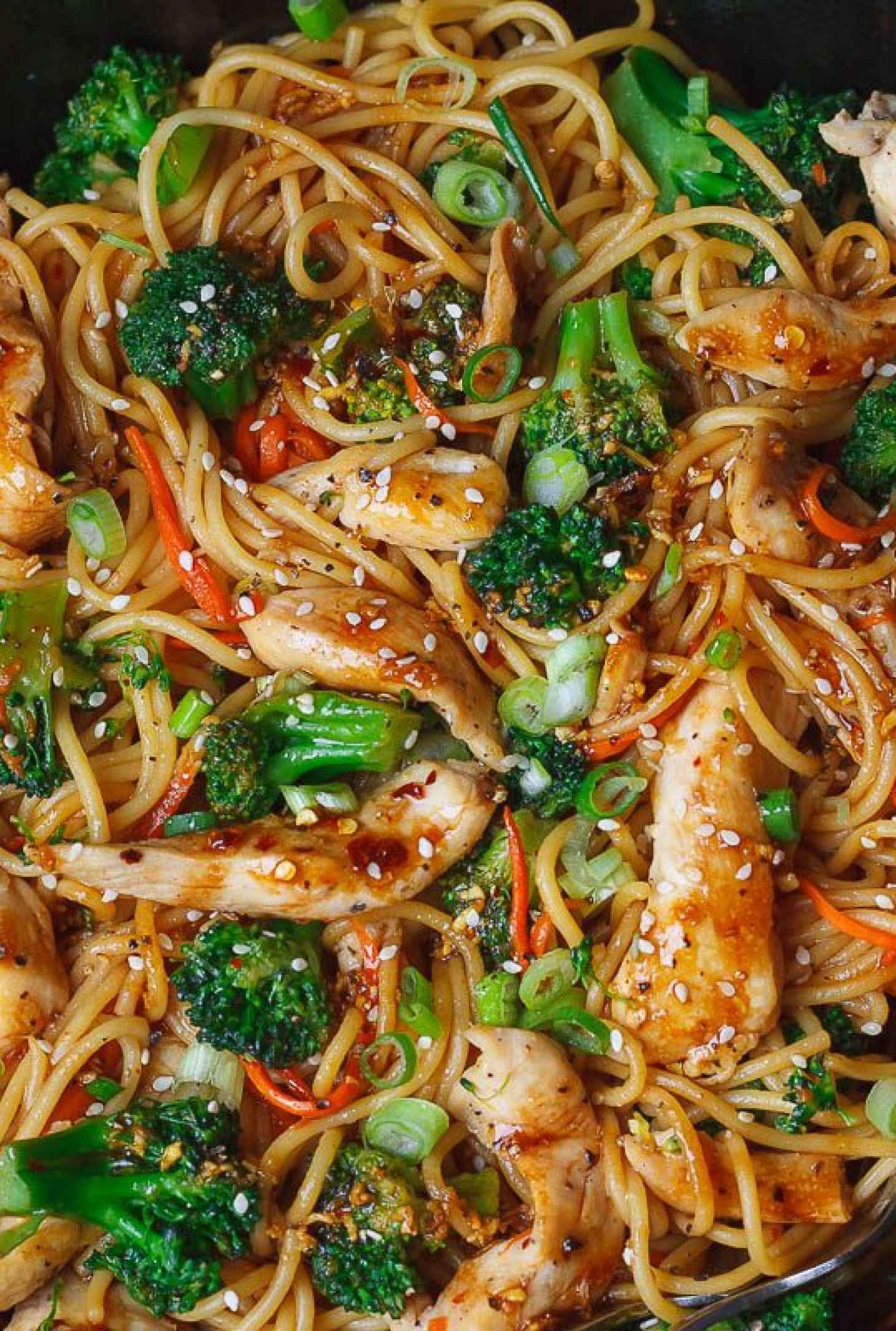 15-Minute Chicken Stir Fry Noodles - #recipe by #eatwell101 - https://www.eatwell101.com/chicken-pasta-skillet-recipe