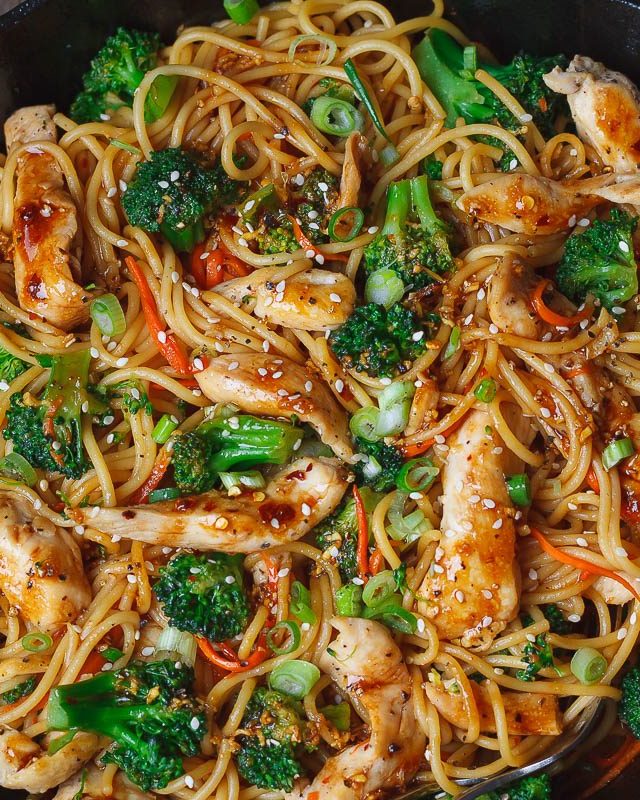 15-Minute Chicken Stir Fry Noodles - #recipe by #eatwell101 - https://www.eatwell101.com/chicken-pasta-skillet-recipe