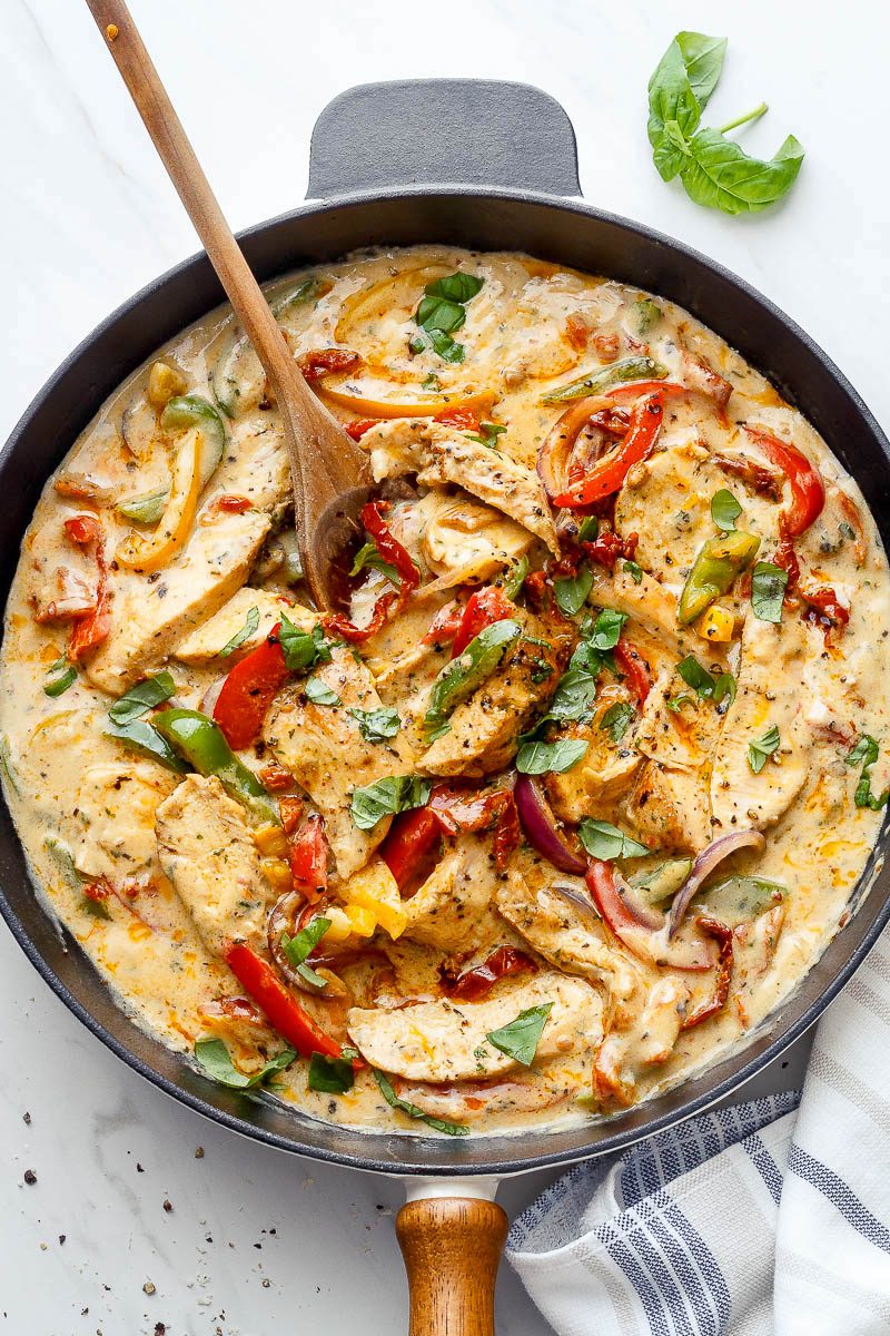 Creamy Garlic Pesto Chicken Recipe - #eatwell101 #recipe This #stir-fry #chicken with #pesto, and bell peppers in a #creamy #garlic sauce is simply amazing. 