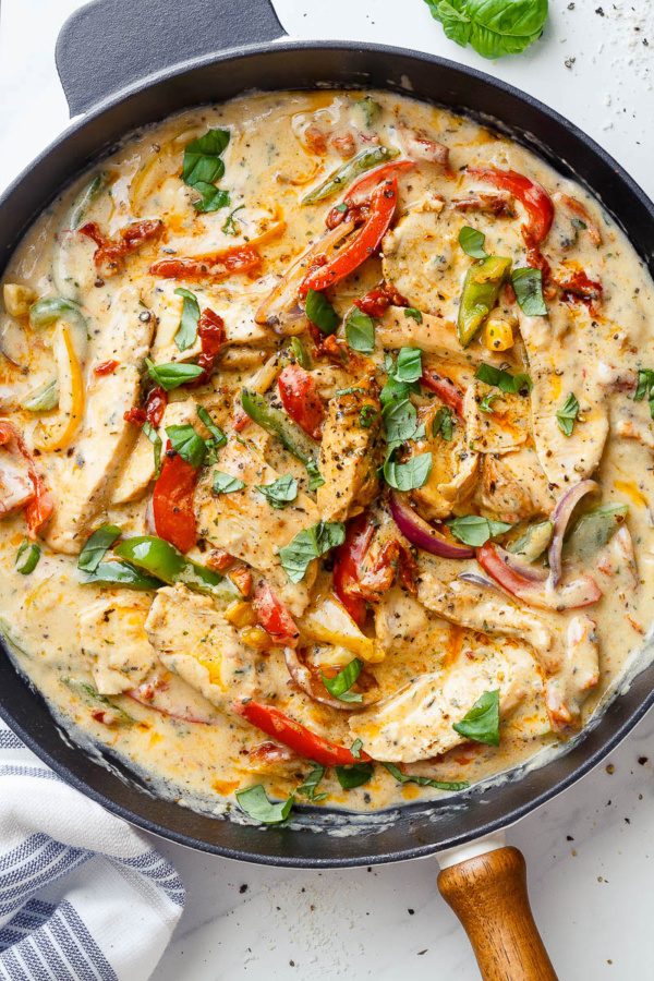 Creamy Garlic Pesto Chicken - #recipe by #eatwell101 - https://www.eatwell101.com/creamy-garlic-pesto-chicken