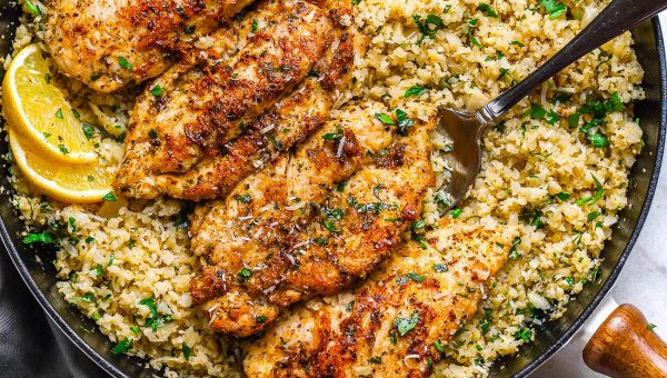 15-Minute Garlic Butter Chicken with Parmesan Cauliflower Rice - #recipe by #eatwell101 - https://www.eatwell101.com/garlic-butter-chicken-with-parmesan-cauliflower-rice