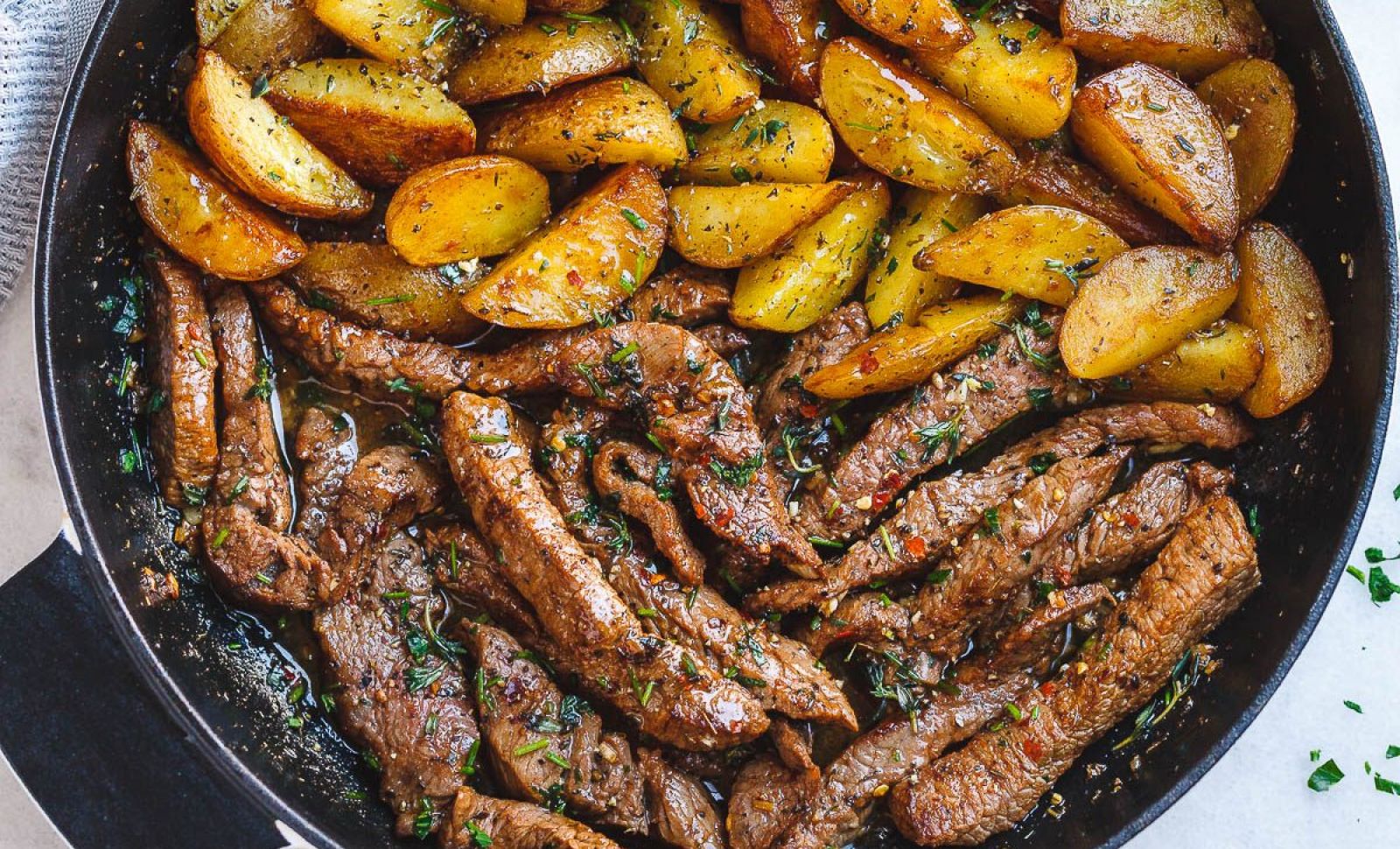 https://www.eatwell101.com/wp-content/uploads/2018/03/Garlic-Butter-flank-Steak-and-Potatoes-Skillet-1600x970.jpg