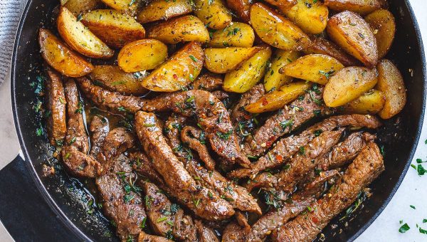 Garlic Butter Steak and Potatoes Skillet - #recipe by #eatwell101 - https://www.eatwell101.com/garlic-butter-steak-and-potatoes-recipe