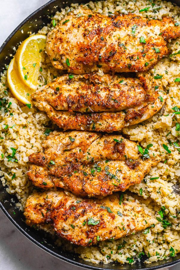 15-Minute Garlic Butter Chicken with Parmesan Cauliflower Rice - #recipe by #eatwell101 - https://www.eatwell101.com/garlic-butter-chicken-with-parmesan-cauliflower-rice