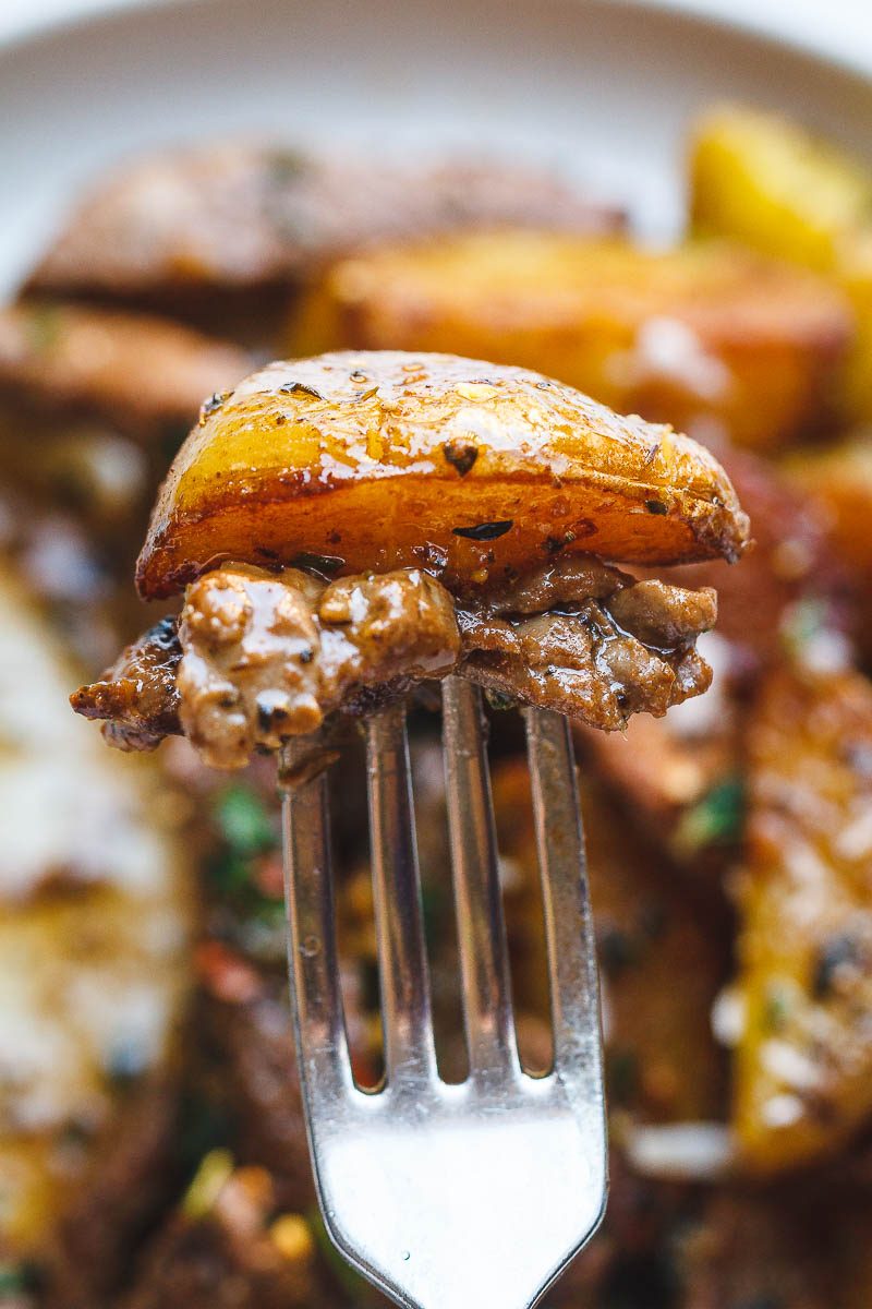 Garlic Butter Steak and Potatoes Skillet - #eatwell101 #recipe This easy one-pan recipe is SO simple, and SO flavorful. The best steak and potatoes you'll ever have! #Garlic #Butter #Steak #Potatoes #Skilletrecipe #onepan - #recipe by #eatwell101®