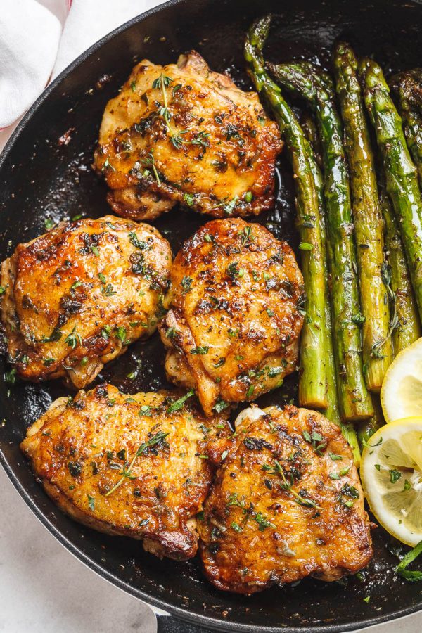 Garlic Herb Butter Chicken Thighs with Asparagus - #recipe by #eatwell101 - https://www.eatwell101.com/garlic-butter-herb-chicken-and-asparagus