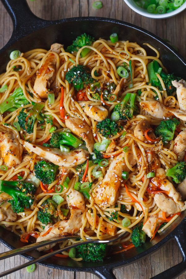 15-Minute Chicken Stir Fry Noodles - #recipe by #eatwell101 - https://www.eatwell101.com/chicken-pasta-skillet-recipe