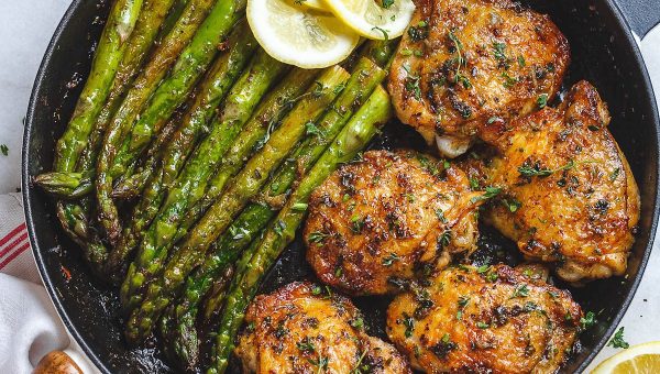 Buttery Garlic Herb Chicken With Asparagus - #recipe by #eatwell101 - https://www.eatwell101.com/garlic-butter-herb-chicken-and-asparagus
