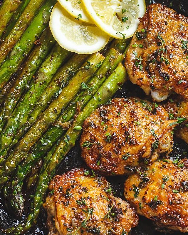 Buttery Garlic Herb Chicken With Asparagus - #recipe by #eatwell101 - https://www.eatwell101.com/garlic-butter-herb-chicken-and-asparagus