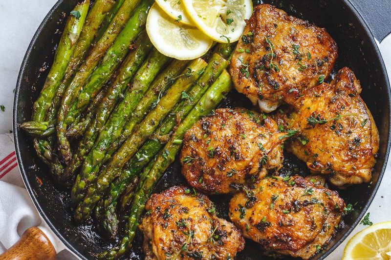 Buttery Garlic Herb Chicken With Asparagus - #recipe by #eatwell101 - https://www.eatwell101.com/garlic-butter-herb-chicken-and-asparagus