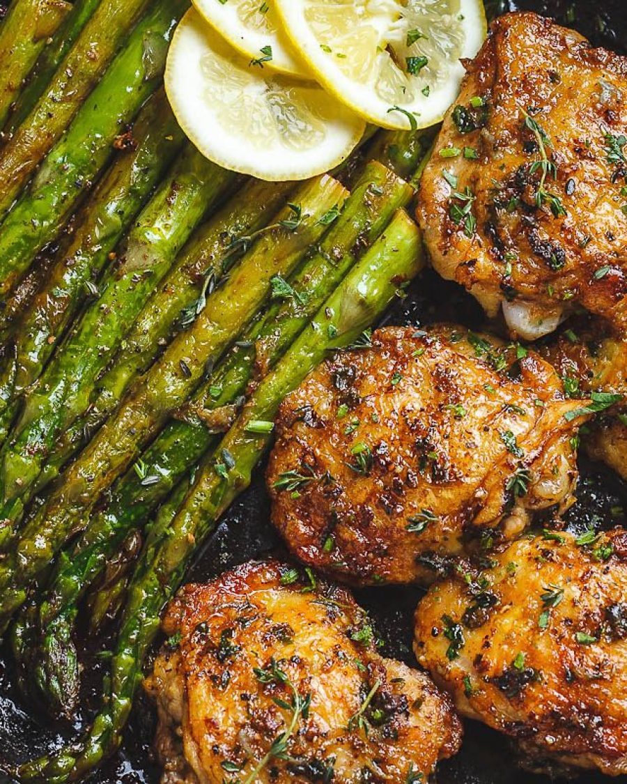 Buttery Garlic Herb Chicken With Asparagus - #recipe by #eatwell101 - https://www.eatwell101.com/garlic-butter-herb-chicken-and-asparagus
