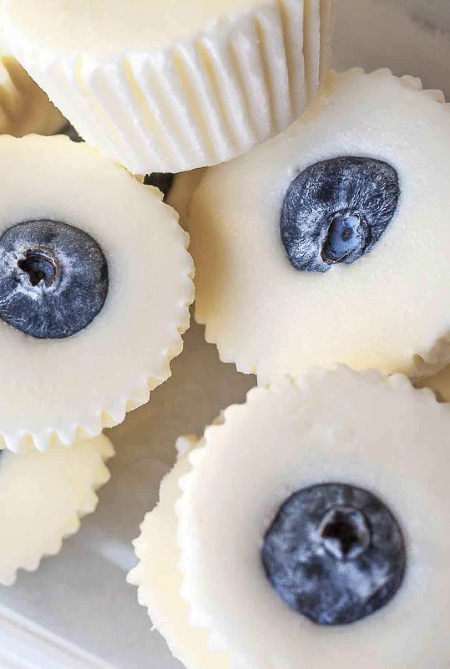 No-Bake Lemon Cheesecake Fat Bombs - #recipe by #eatwell101 - https://www.eatwell101.com/no-bake-lemon-cheesecake-fat-bombs