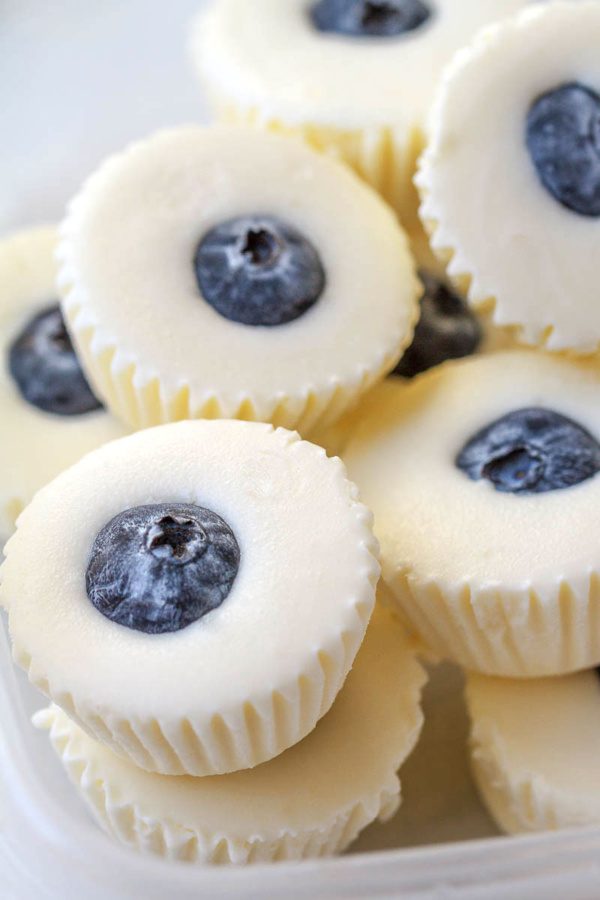 No-Bake Lemon Cheesecake Fat Bombs - #recipe by #eatwell101 - https://www.eatwell101.com/no-bake-lemon-cheesecake-fat-bombs