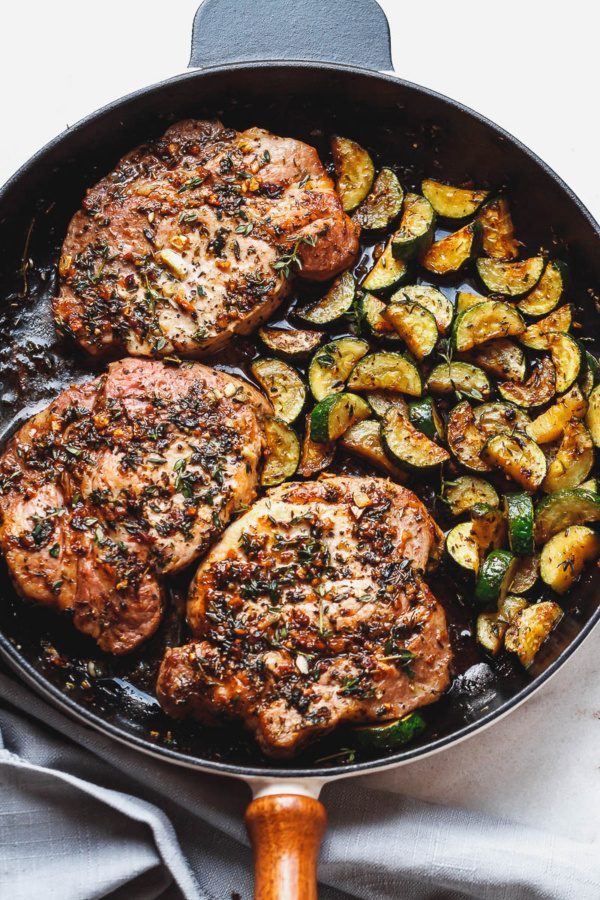 Garlic Butter Herb Pork Chops with Zucchini - #recipe by #eatwell101 - https://www.eatwell101.com/garlic-butter-herb-pork-chops-recipe