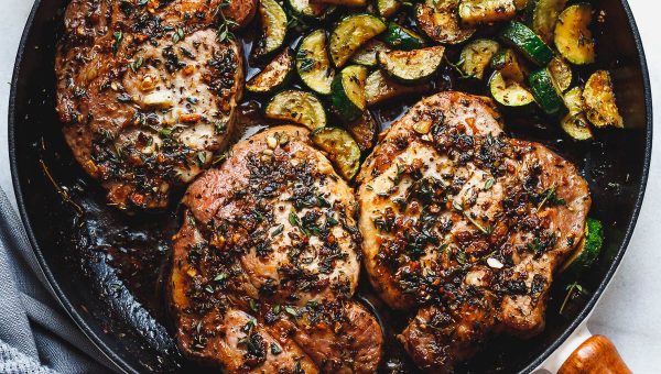 Garlic Butter Herb Pork Chops with Zucchini - #recipe by #eatwell101 - https://www.eatwell101.com/garlic-butter-herb-pork-chops-recipe
