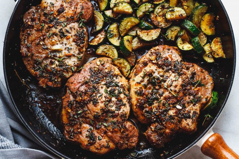 Garlic Butter Herb Pork Chops with Zucchini - #recipe by #eatwell101 - https://www.eatwell101.com/garlic-butter-herb-pork-chops-recipe