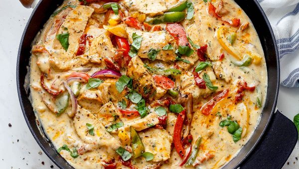Creamy Garlic Pesto Chicken - #recipe by #eatwell101 - https://www.eatwell101.com/creamy-garlic-pesto-chicken