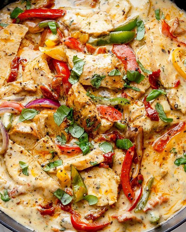 Creamy Garlic Pesto Chicken - #recipe by #eatwell101 - https://www.eatwell101.com/creamy-garlic-pesto-chicken