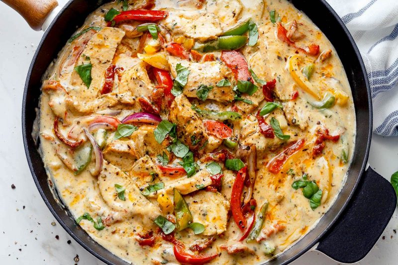 Creamy Garlic Pesto Chicken - #recipe by #eatwell101 - https://www.eatwell101.com/creamy-garlic-pesto-chicken