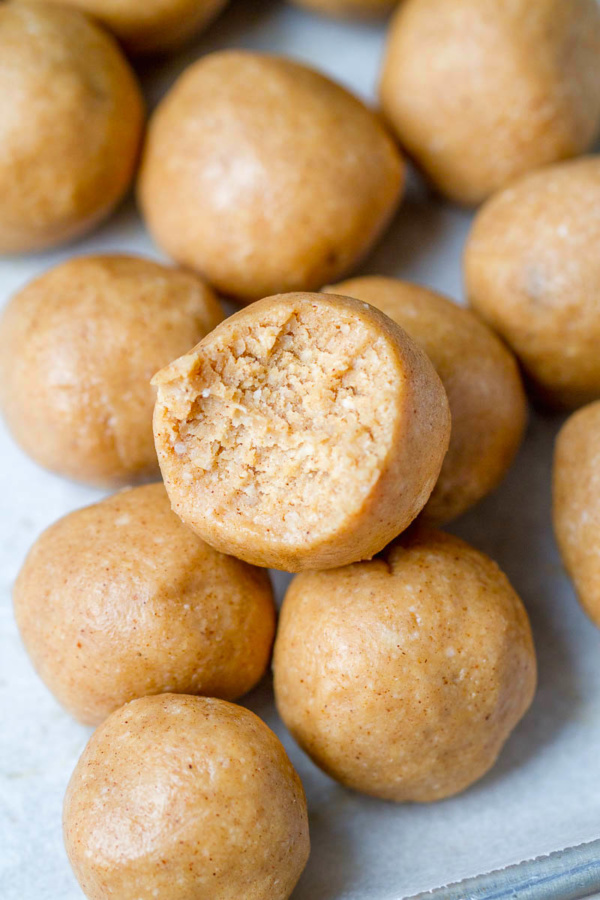 3-Ingredient Almond Butter Fat Bombs - #recipe by #eatwell101 - https://www.eatwell101.com/almond-butter-fat-bombs-recipe