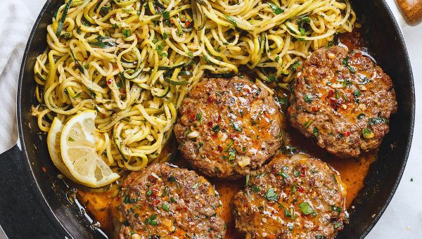 Cheesy Garlic Burgers with Lemon Butter Zucchini Noodles - #recipe by #eatwell101 - https://www.eatwell101.com/cheesy-garlic-burgers-with-lemon-butter-zucchini-noodles