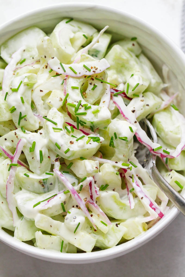 The Easiest Creamy Cucumber Salad - #recipe by #eatwell101 - https://www.eatwell101.com/creamy-cucumber-salad-recipe