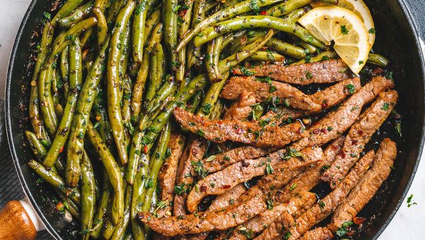 Garlic Butter Steak and Lemon Green Beans Skillet - #recipe by #eatwell101 - https://www.eatwell101.com/garlic-butter-steak-and-green-beans-recipe