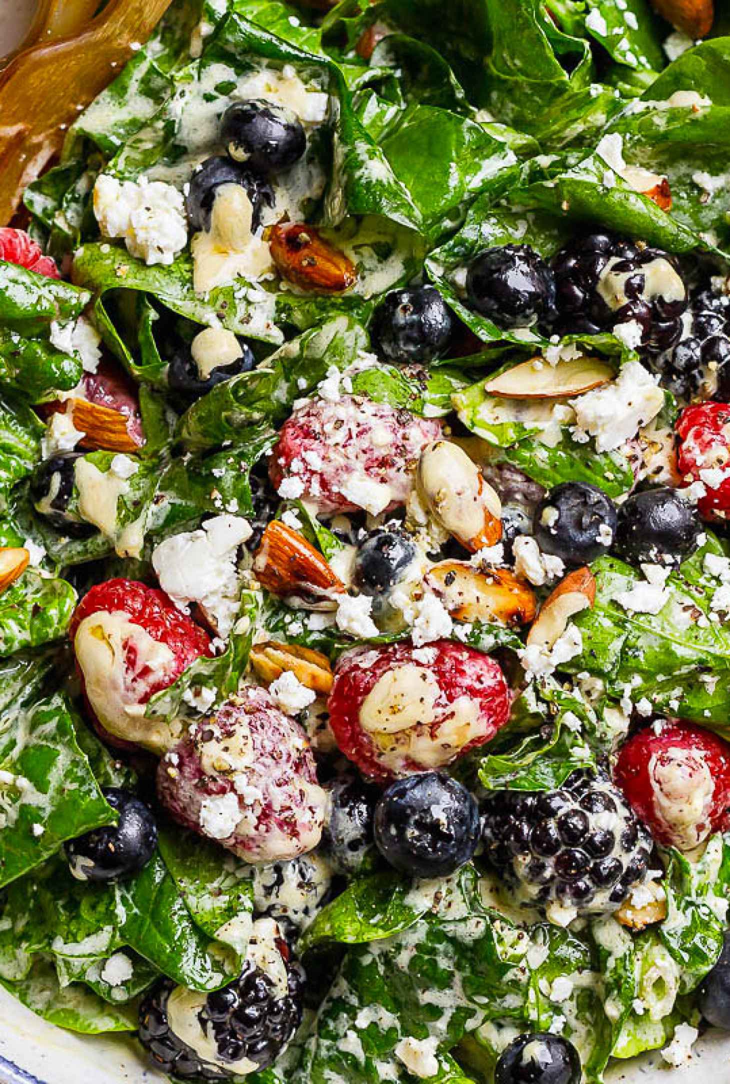 Mixed Berries Spinach Salad - #recipe by #eatwell101 - https://www.eatwell101.com/mixed-berries-spinach-salad-recipe
