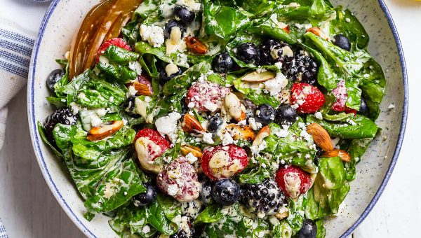 Mixed Berries Spinach Salad - #recipe by #eatwell101 - https://www.eatwell101.com/mixed-berries-spinach-salad-recipe