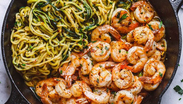 10-Minute Lemon Garlic Butter Shrimp with Zucchini Noodles - #recipe by #eatwell101 - https://www.eatwell101.com/lemon-garlic-butter-shrimp-with-zucchini-noodles