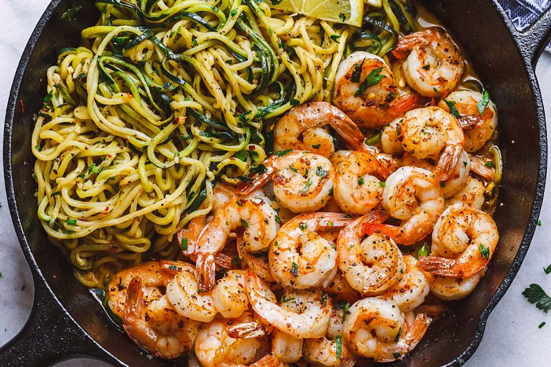 10-Minute Lemon Garlic Butter Shrimp with Zucchini Noodles - #recipe by #eatwell101 - https://www.eatwell101.com/lemon-garlic-butter-shrimp-with-zucchini-noodles