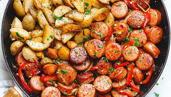 20-Minute Smoked Sausage and Potato Skillet - #recipe by #eatwell101 - https://www.eatwell101.com/smoked-sausage-and-potato-skillet-recipe