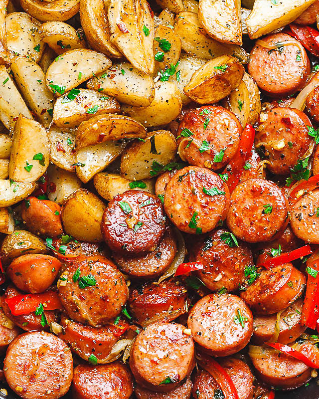 20-Minute Smoked Sausage and Potato Skillet - #recipe by #eatwell101 - https://www.eatwell101.com/smoked-sausage-and-potato-skillet-recipe